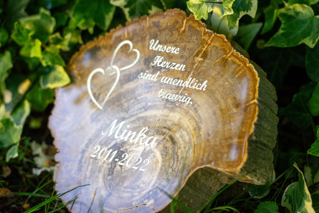 Tiergrabstein aus steinernem Holz