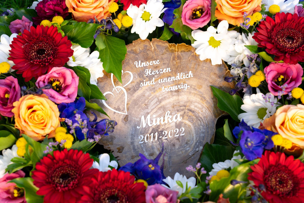 Tiergrabstein aus steinernem Holz